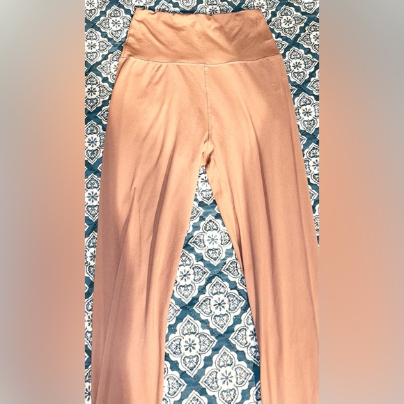 Women’s Workout Set Light Pink Leggings + Criss-cross Cami - Picture 12 of 15